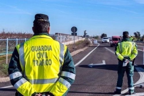 La Guardia Civil investiga a un conductor que durante la noche usaba un puntero laser contra otros vehículos La Guardia Civil investiga a un conductor que durante la noche usaba un puntero laser contra otros vehículos
